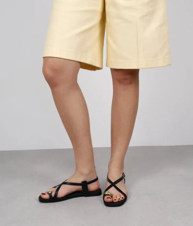 Bosanova Sandales Plates | Chaussures En Cuir | Sandales tongs en cuir noir avec ornements métalliques